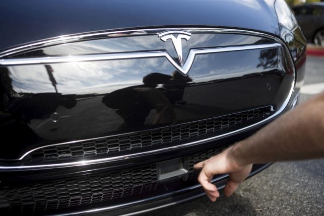 В Tesla рассматривают работу системы автоматического торможения отдельно от работы функции Autopilot