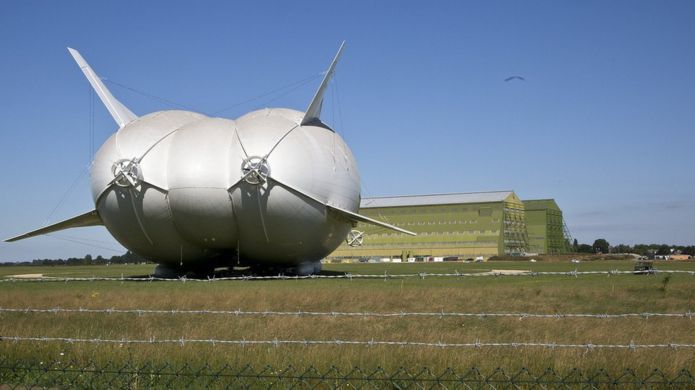 Крупнейший в мире самолёт-дирижабль Airlander 10 впервые покинул ангар - 3