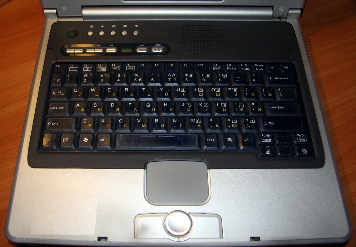 Обзор отечественного ноутбука iRU Brava-4215COMBO, выпущенного в 2004 году (Часть 1) - 8