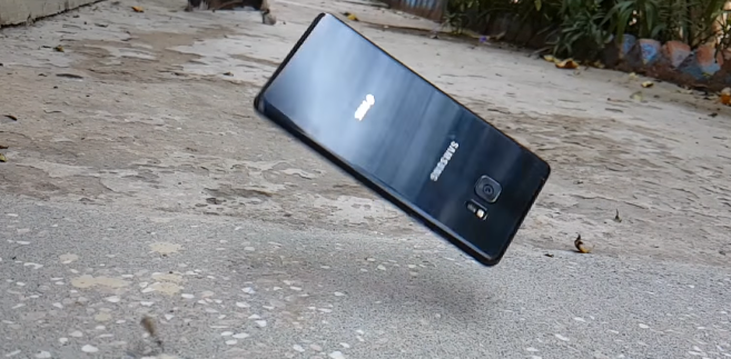 Смартфон Samsung Galaxy Note7 достойно выдержал падения с небольшой высоты