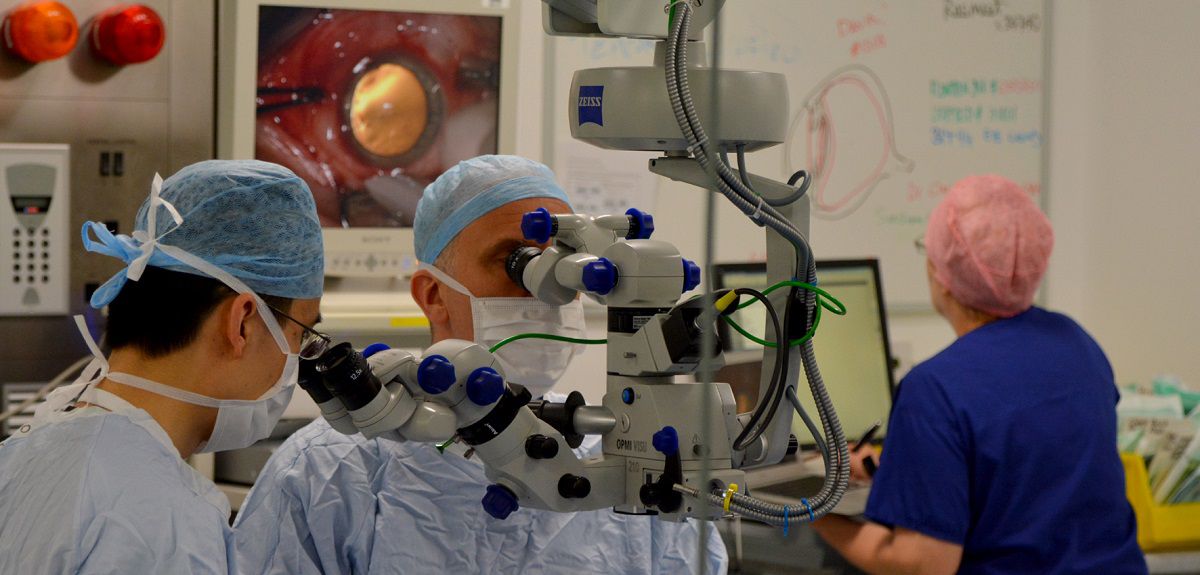 В Оксфорде провели первую высокоточную операцию на глазу с использованием робота - 1