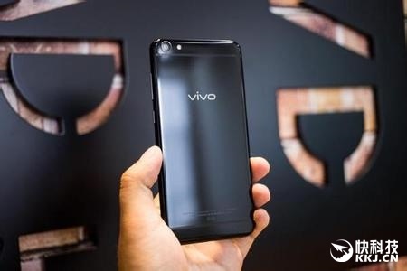Смартфон Vivo X7 Obsidian Black Edition похож на iPhone 7 в цвете Jet Black