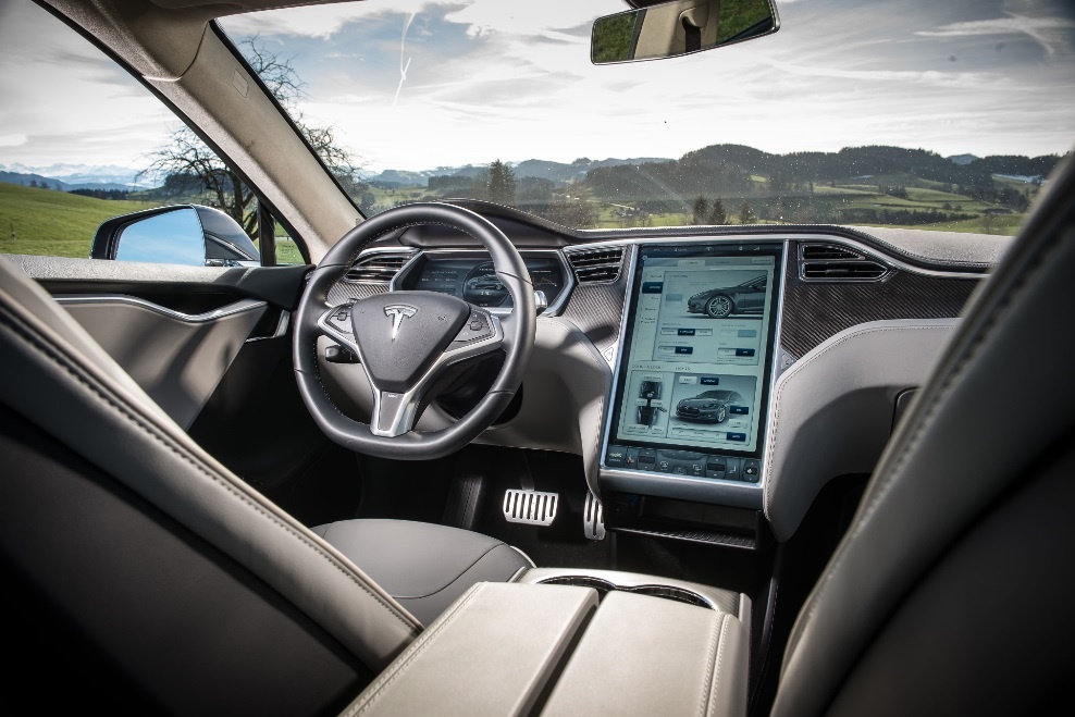 Хакеры взломали движущуюся Tesla Model S с 20 километров - 1