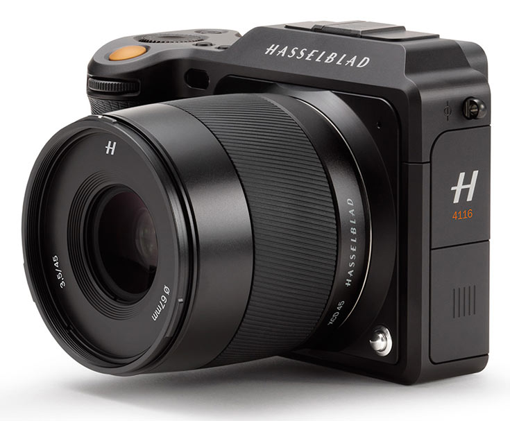 Помимо камеры в комплект входит кожаный кистевой ремешок для нее и объектив 45mm F3.5
