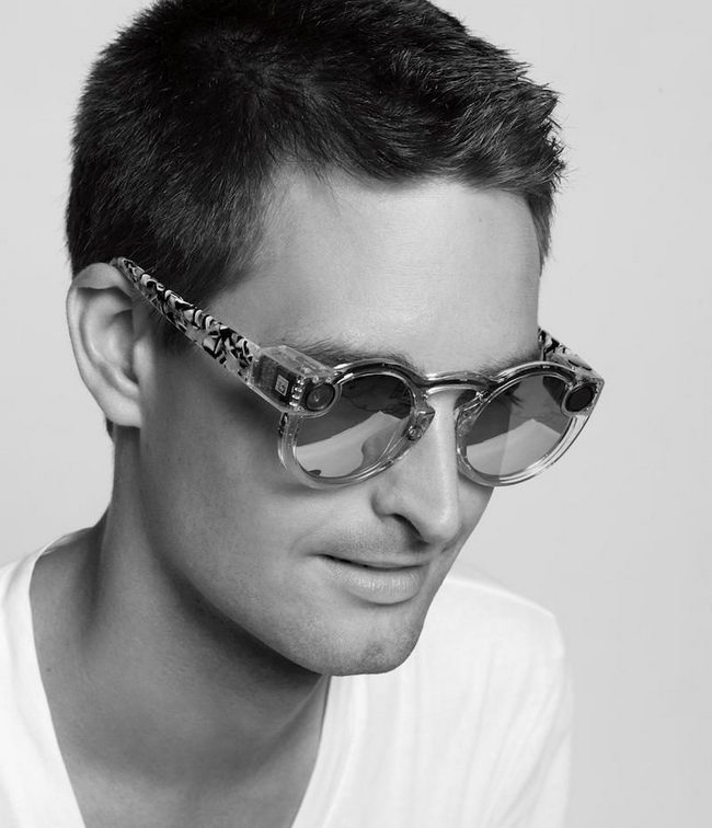 Snapchat представила первое аппаратное решение — очки со встроенными камерами Spectacles