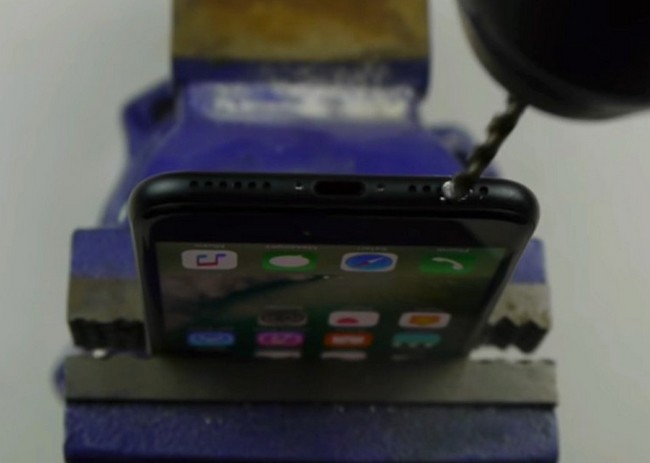 Шутливая инструкция по созданию разъема 3,5 мм в iPhone 7 заставила некоторых владельцев просверлить свои смартфоны