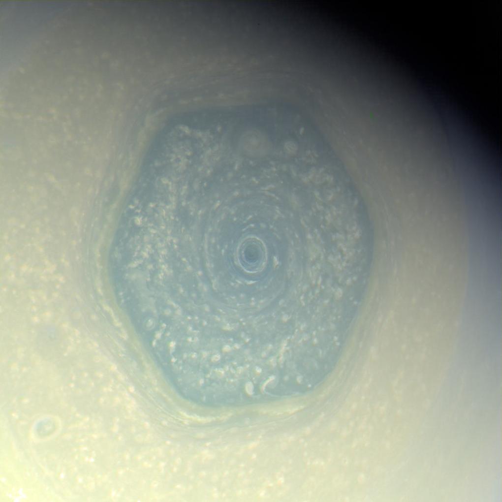 Шестиугольный шторм на Сатурне поменял свой цвет — и никто не знает, почему - 1