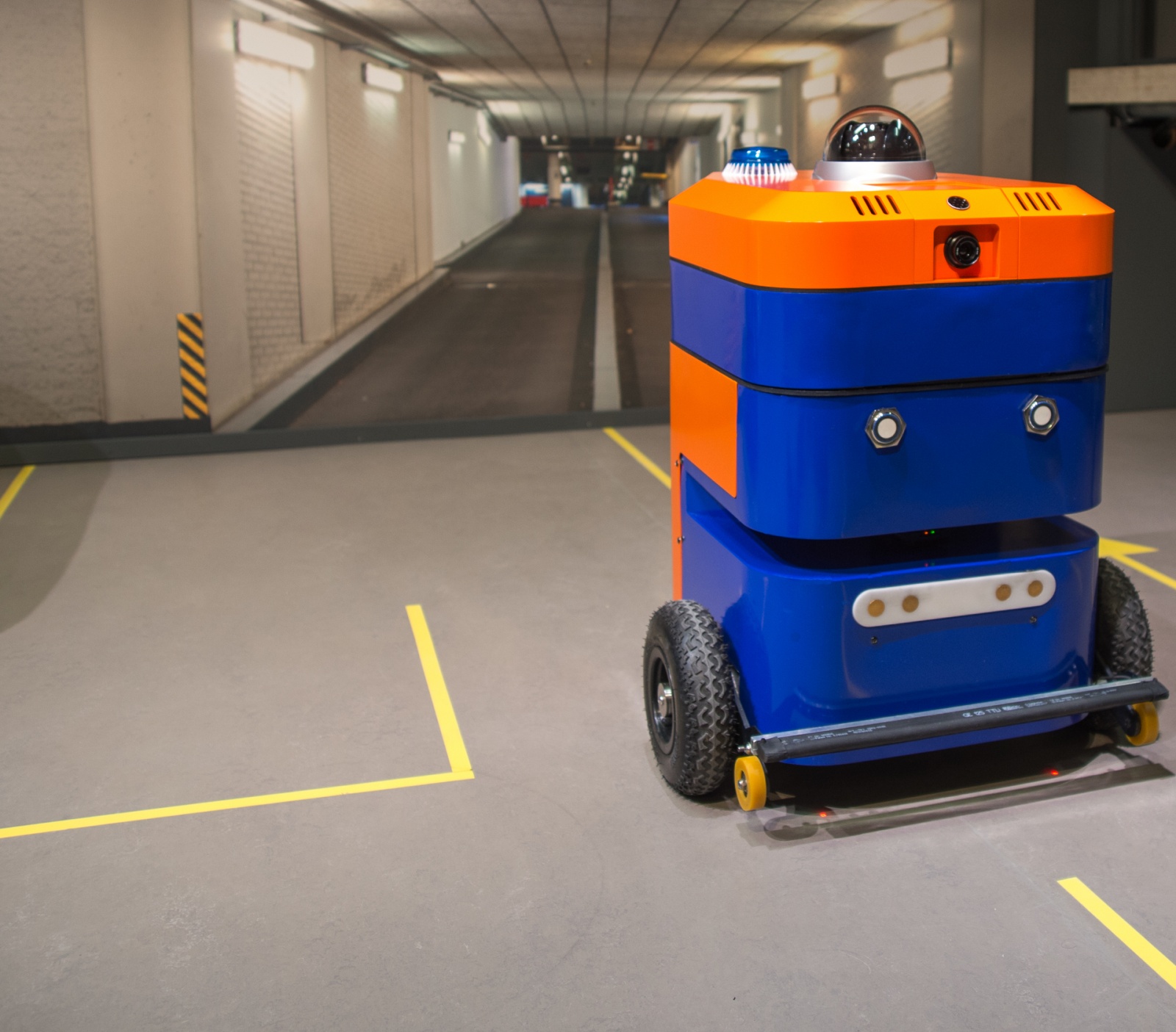 Китайский робот-охранник с электрошокером AnBot заступил в патруль - 6 Китайский робот-охранник с электрошокером AnBot заступил в патруль - 6