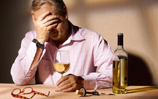 Ученые заявили, что к алкогольной зависимости приводит стресс