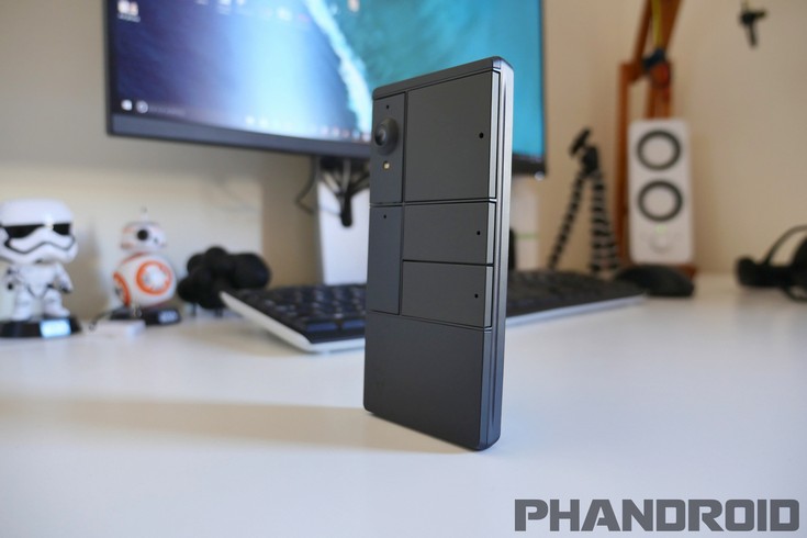 Смартфон Google Project Ara  позирует на множестве фотографий