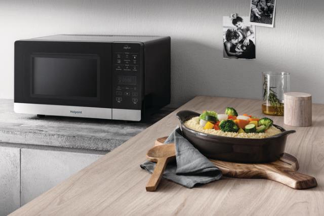 Микроволновая печка Hotpoint Chef Plus оснащена грилем