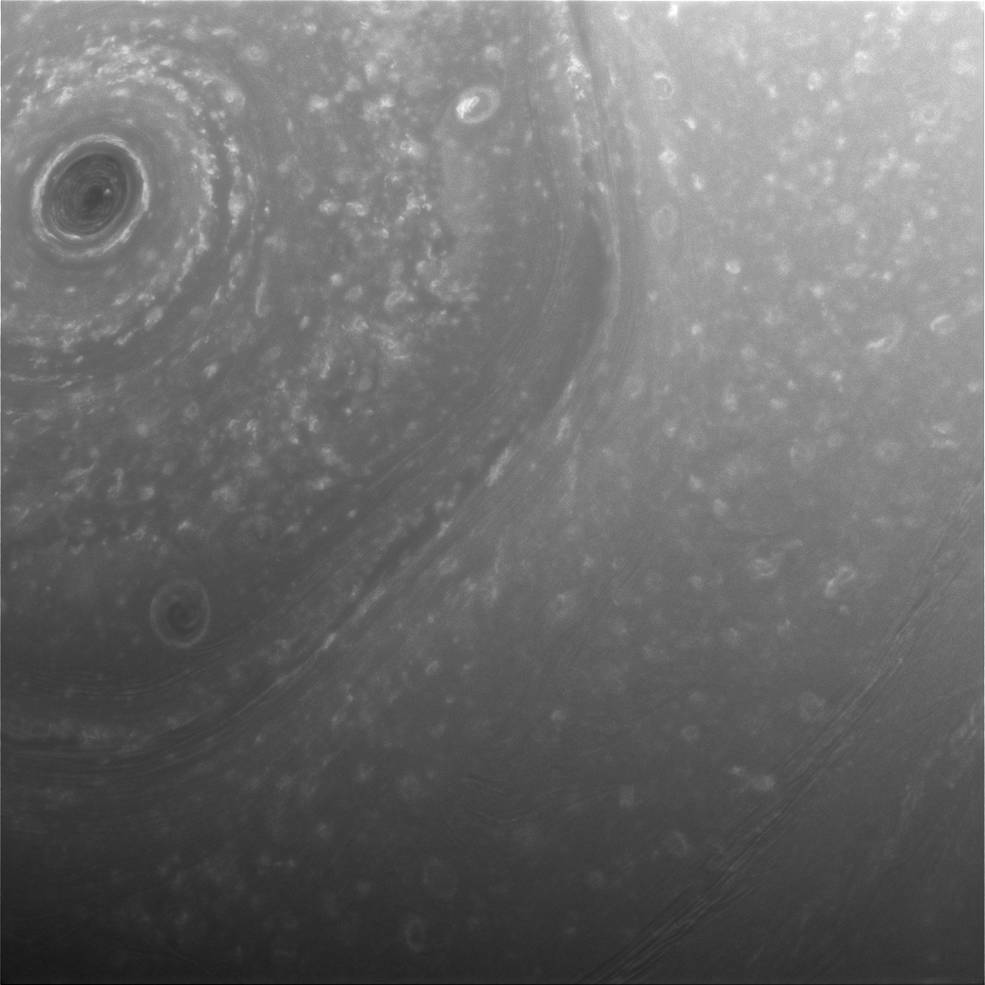 Кассини прислал первые снимки Сатурна с новой орбиты - 1