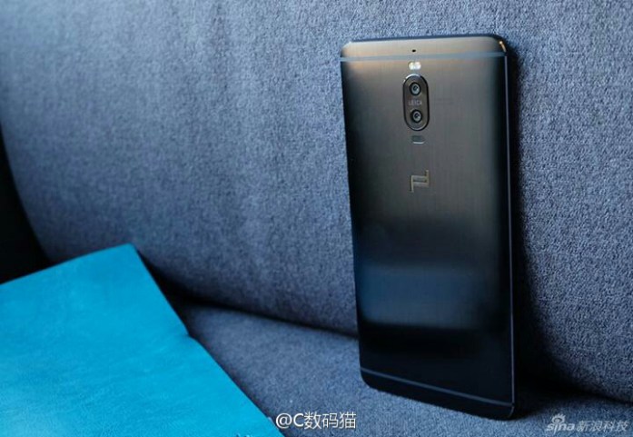 Смартфон Porsche Design Huawei Mate 9 позирует перед камерой