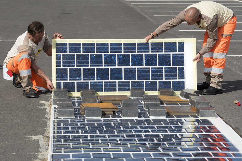 Во Франции открылась первая дорога, покрытая солнечными панелями - 2