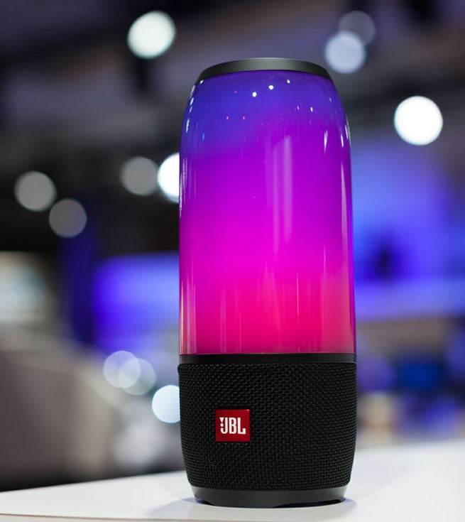 Производитель планирует начать продажи JBL Pulse 3 в черном и белом вариантах этой весной по цене $200