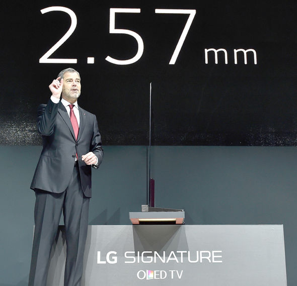 Толщина телевизора LG Signature OLED TV W составляет 2,57 мм