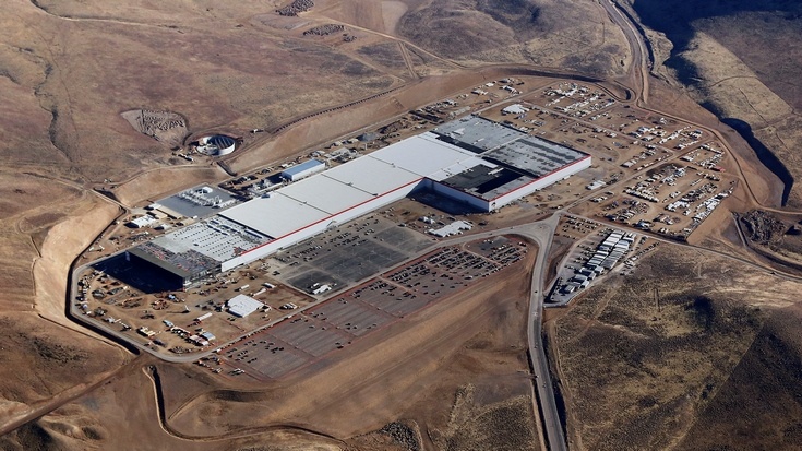 На заводе Tesla Gigafactory будут выпускать электродвигатели для новой машины Tesla