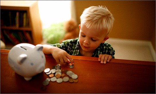 Ученые рассказали, в каком возрасте детей можно учить распоряжаться деньгами
