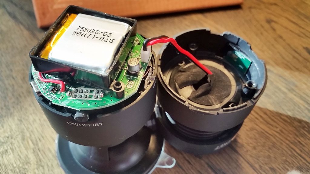 Изучаем внутренности мобильной виброколонки PartyFon Max - 2 Изучаем внутренности мобильной виброколонки PartyFon Max - 2