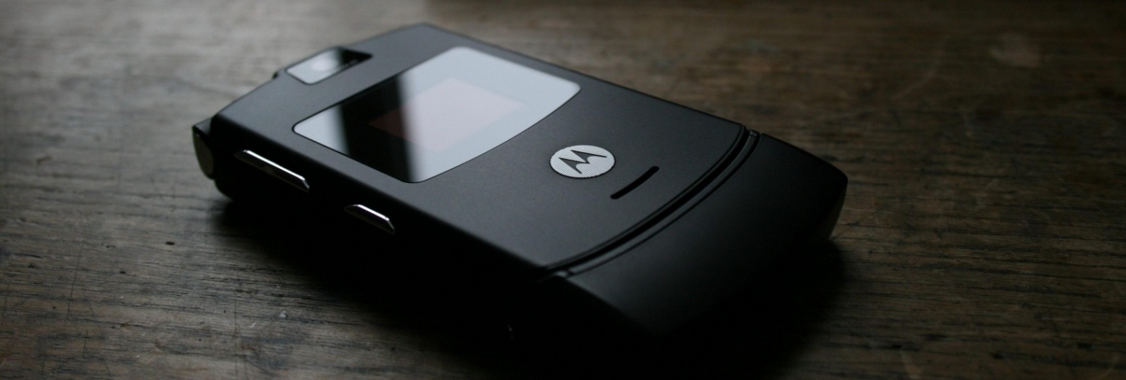 После Nokia 3310 возродиться может еще одна легенда — Motorola Razr V3 - 1
