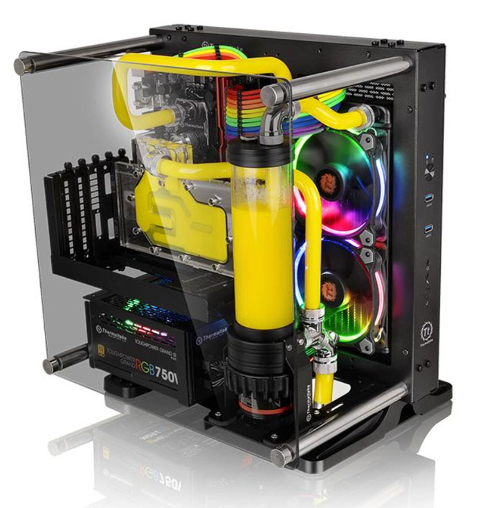 Компьютер, собранный на шасси Thermaltake Core P1 TG Mini ITX, можно повесить на стену