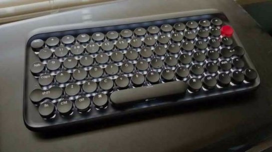 Клавиатура с дизайном печатной машинки стала хитом еще до старта продаж