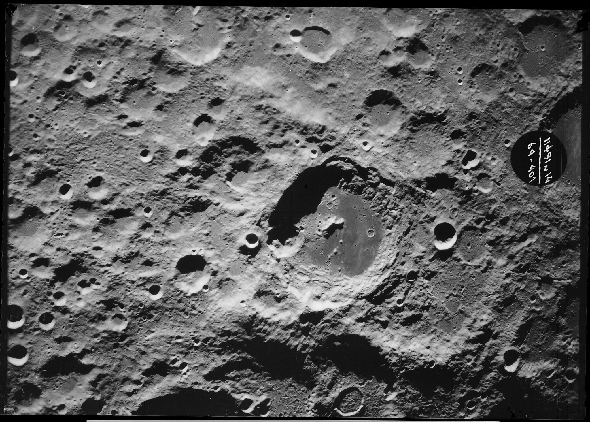 Изображение обратной стороны луны. Кратер Эйткен. Кратер Лунная поверхность Луны. Снимки обратной стороны Луны. Поверхность обратной стороны Луны.