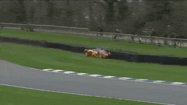 Знаменитый рокер разбил раритетный гиперкар McLaren Знаменитый рокер разбил раритетный гиперкар McLaren