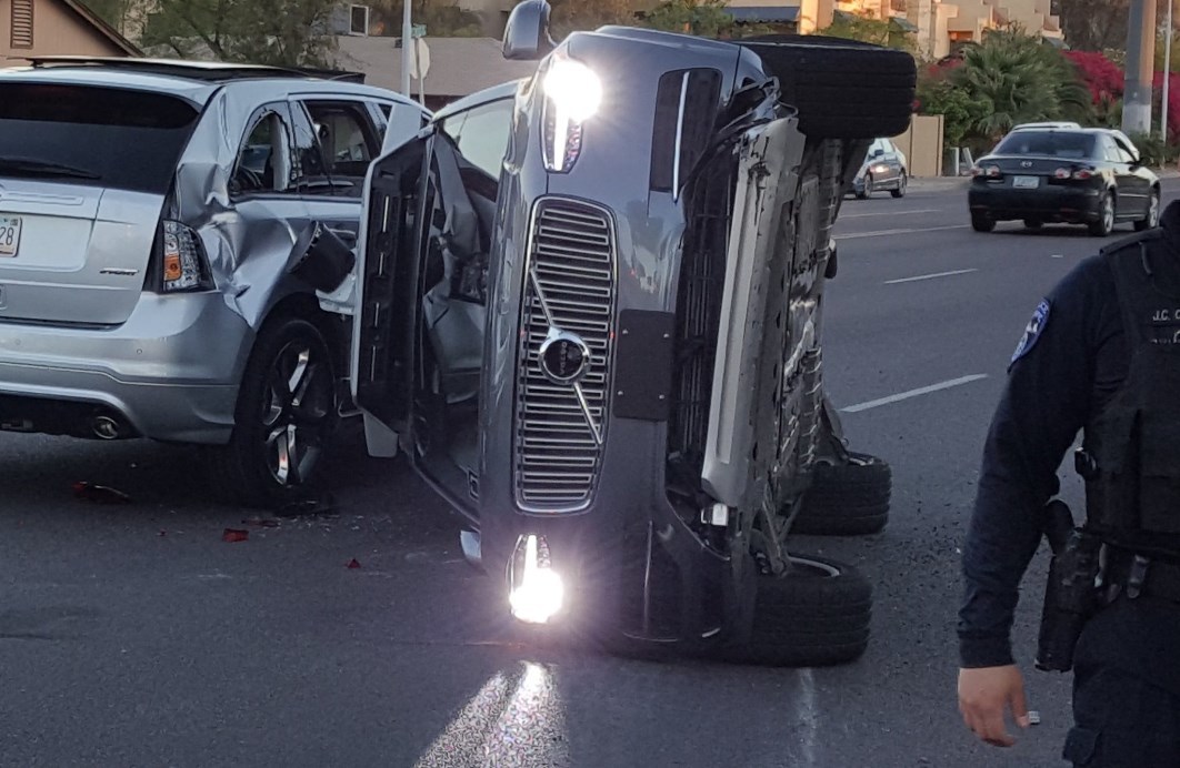 Uber приостанавливает тесты робомобилей после аварии - 1