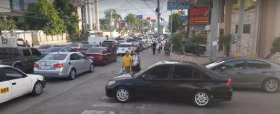 Прошлись по капоту: как пешеходы наказали автохама. Видео