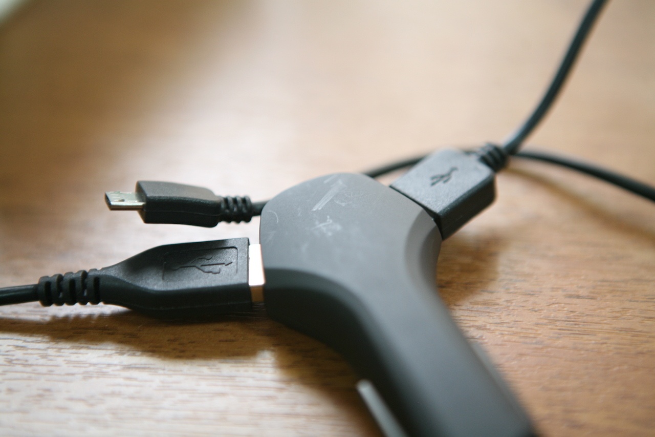 ZUS: 16% за 15 минут. Зарядка в автомобиль с функциями Bluetooth-метки - 16 ZUS: 16% за 15 минут. Зарядка в автомобиль с функциями Bluetooth-метки - 16