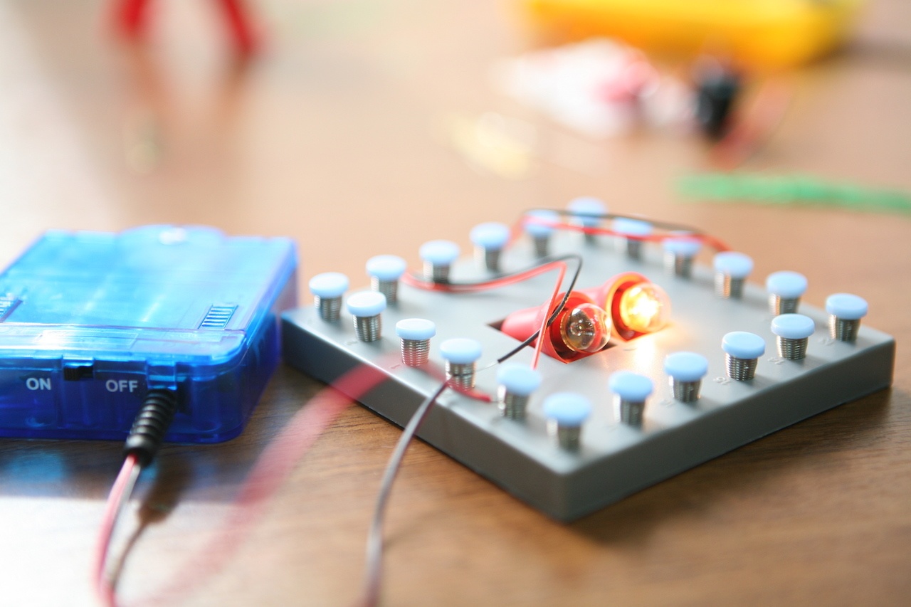 Набор «Мастерская электричества» для детей: коллекция из 22 забавных geek-фокусов - 12