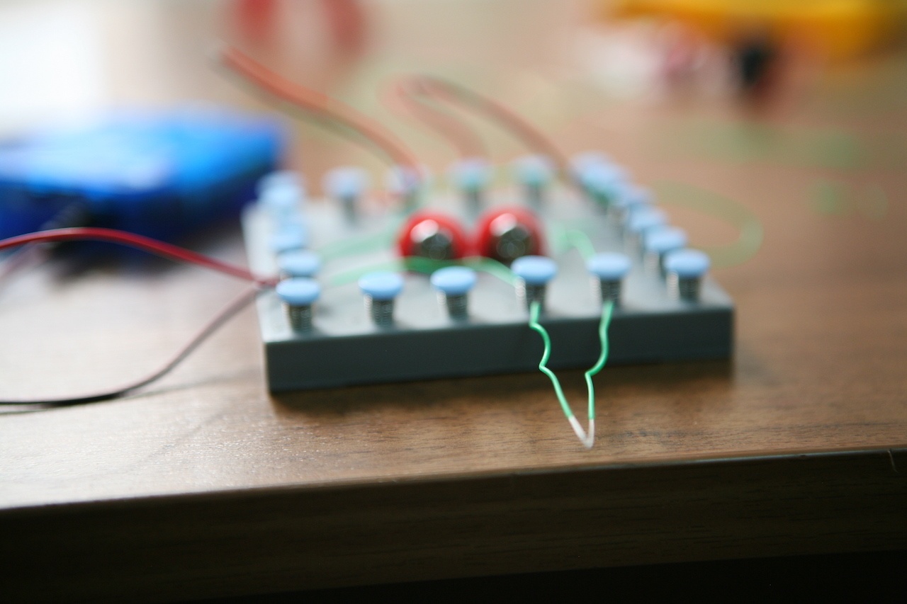 Набор «Мастерская электричества» для детей: коллекция из 22 забавных geek-фокусов - 13