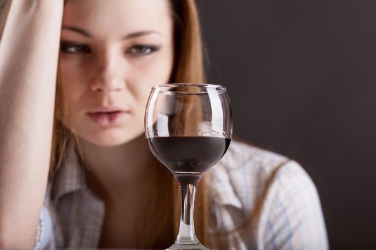 Женский организм страдает от алкоголя больше, чем мужской