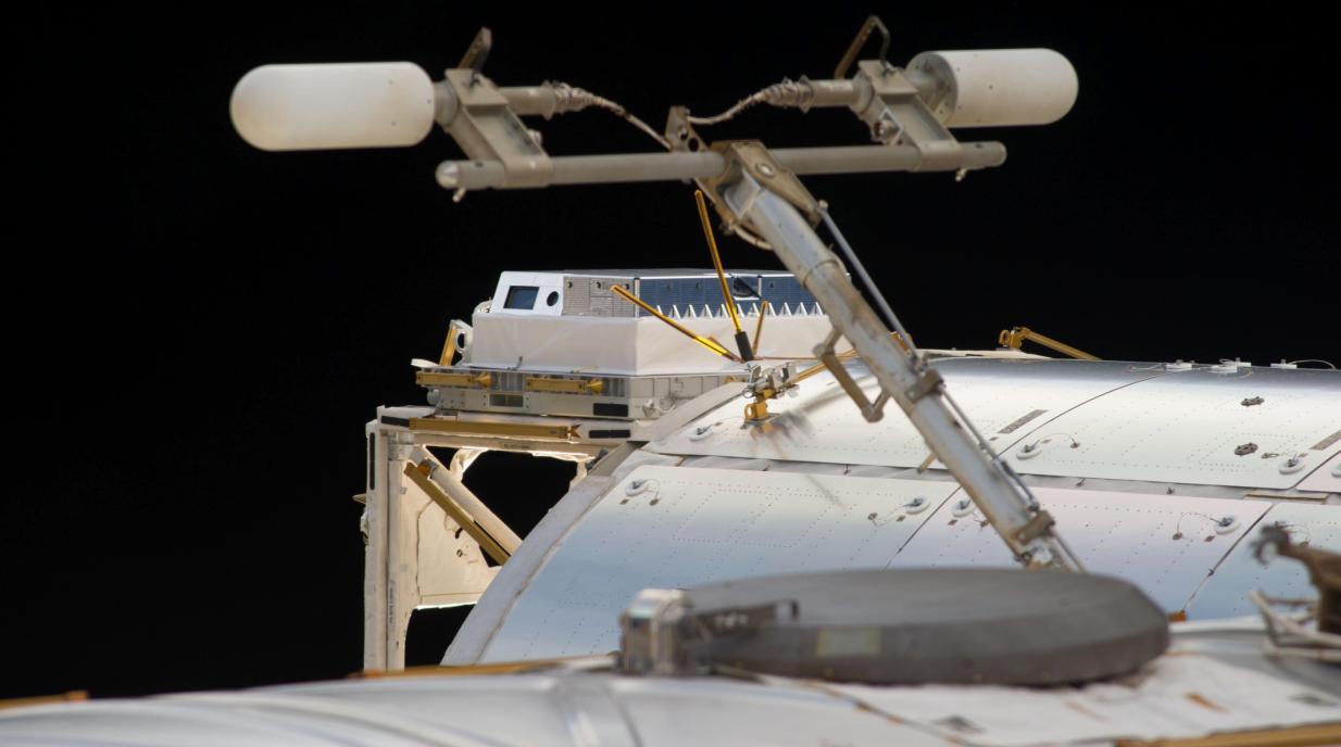 Необычайные объекты видеонаблюдения: ЧАЭС, битум, МКС, гамбургер и другие - 6 Необычайные объекты видеонаблюдения: ЧАЭС, битум, МКС, гамбургер и другие - 6