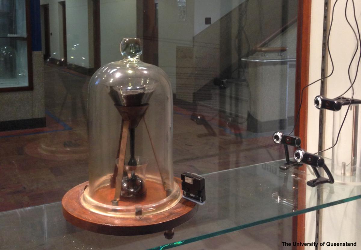 Необычайные объекты видеонаблюдения: ЧАЭС, битум, МКС, гамбургер и другие - 9 Необычайные объекты видеонаблюдения: ЧАЭС, битум, МКС, гамбургер и другие - 9