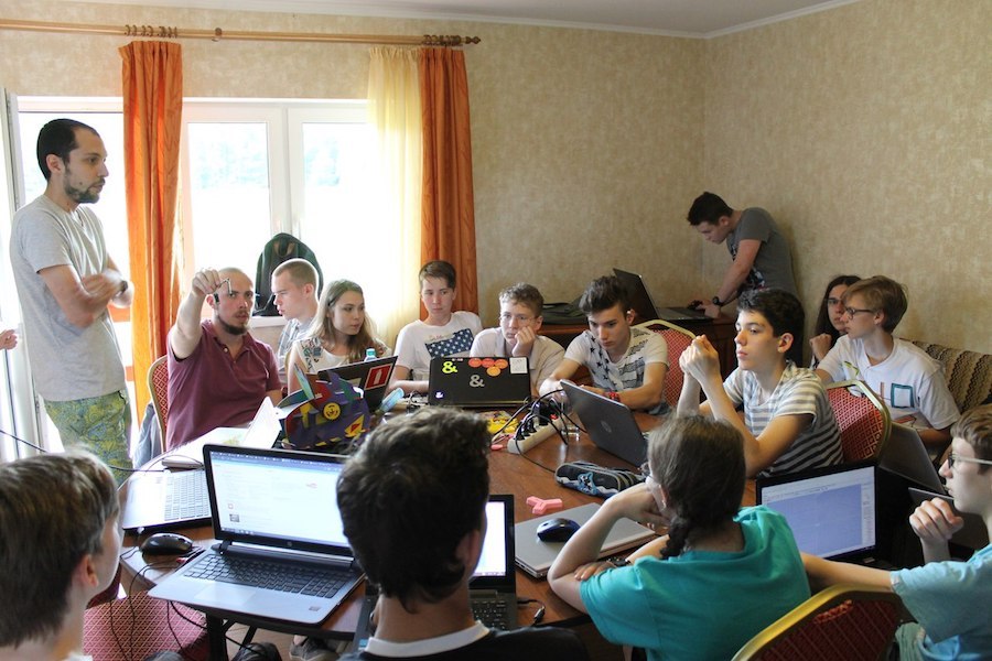 Путь из лагерного робототехника в создателя киборгов - 3 image