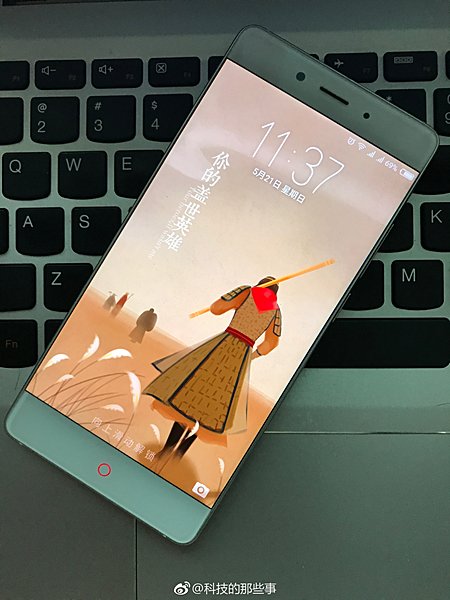 Смартфон Nubia Z17 позирует на фото