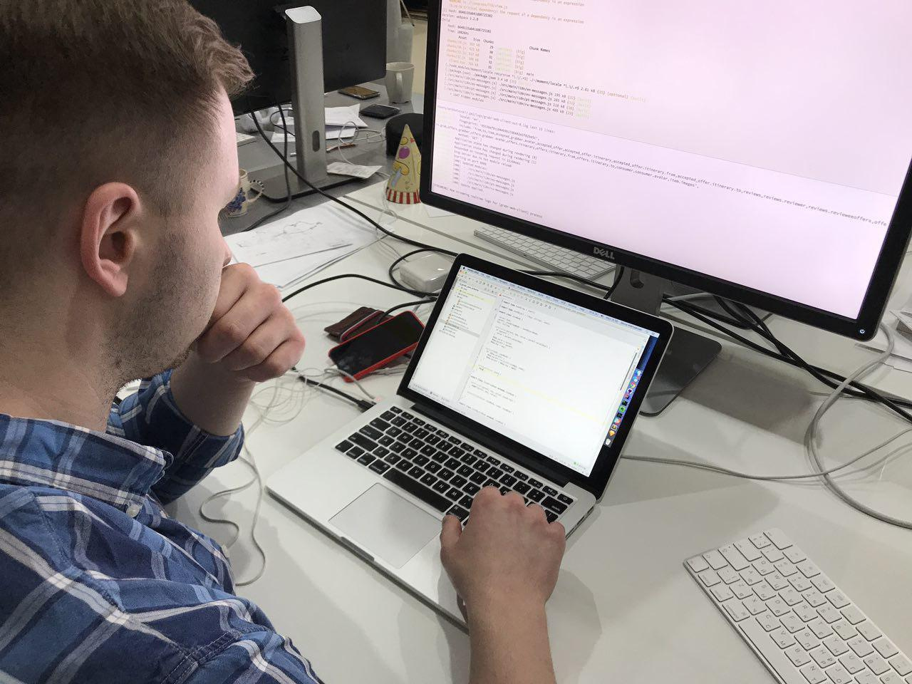 Инженер конструктор. Компьютерный гений. Добров ит инженер. Добров ит инженер. Шкафы с серверами инженеры.