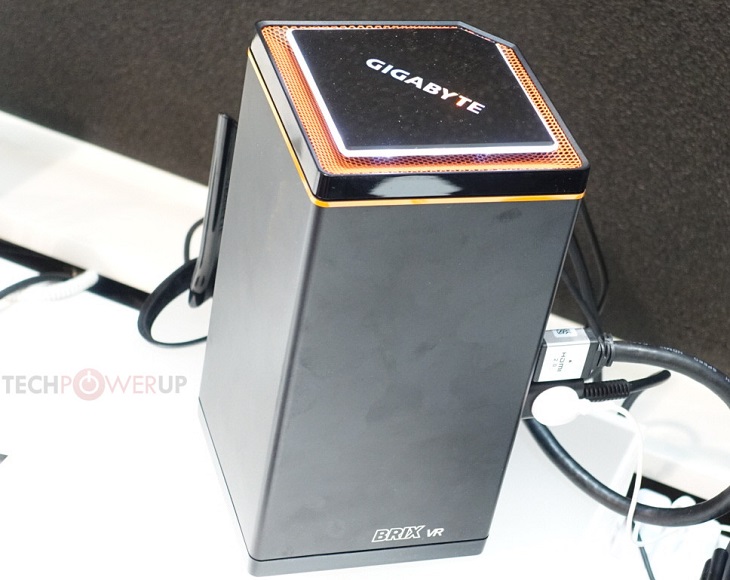 Продолговатый вертикальный корпус Gigabyte Brix VR GB-BNi7G6-1060 снижает требования к свободному месту на столе