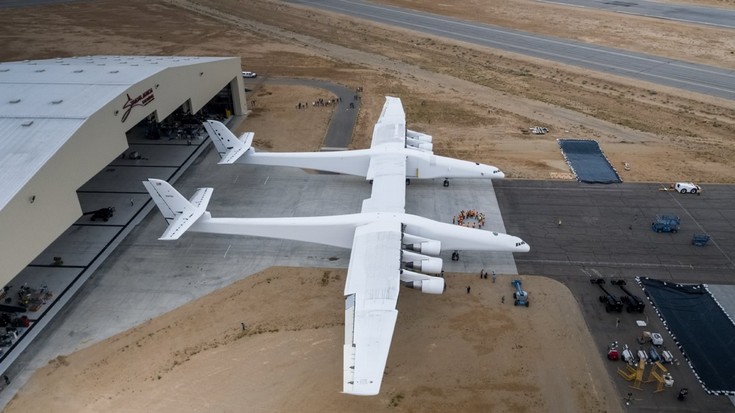 Самолёт Stratolaunch впервые вывели из ангара на собственных колёсах