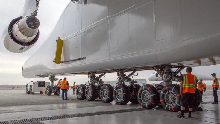 Самолёт Stratolaunch впервые вывели из ангара на собственных колёсах