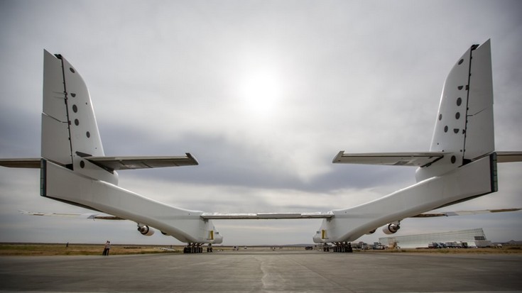 Самолёт Stratolaunch впервые вывели из ангара на собственных колёсах