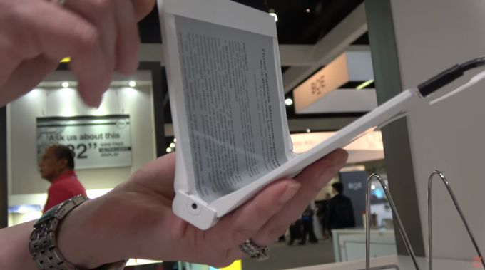 E Ink создала платье из своих дисплеев