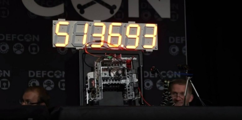 Самодельный робот на Arduino вскрывает сейфы брутфорсом - 1