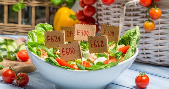 Ученые рассказали, почему именно опасны продукты, содержащие консерванты