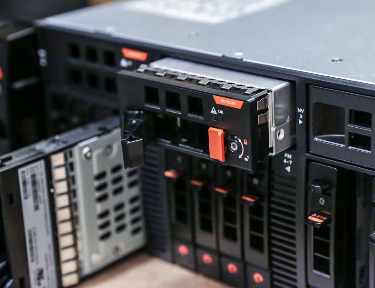 Про МАССИВный ночник Pure Storage и счастливую пиарщицу - 12