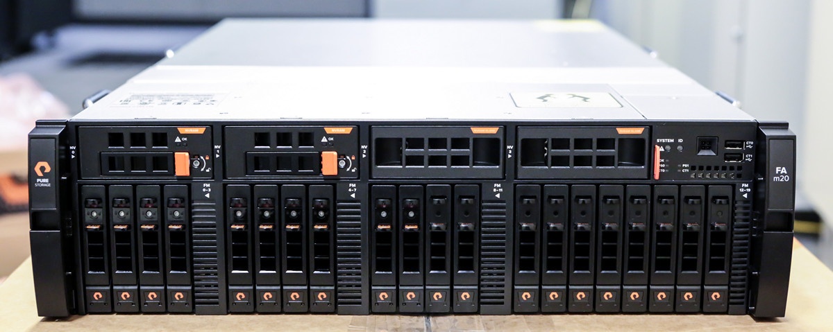 Про МАССИВный ночник Pure Storage и счастливую пиарщицу - 4