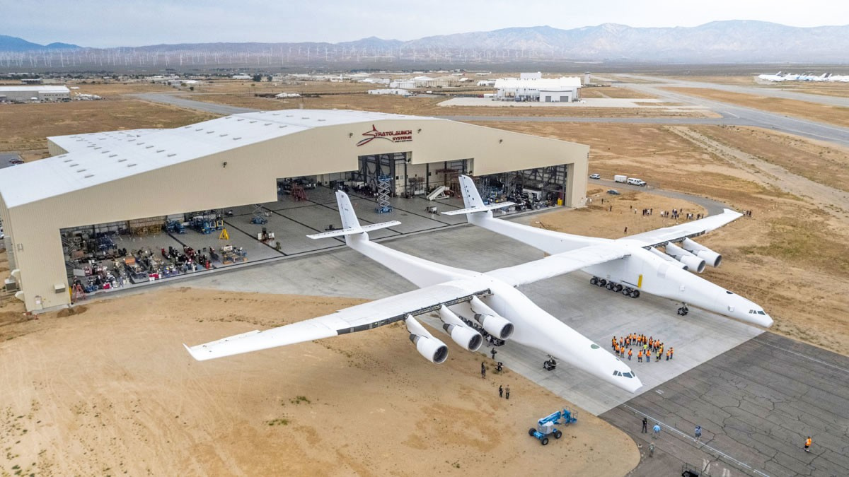 Крупнейший в мире самолёт Stratolaunch проверил двигатели и топливную систему - 1