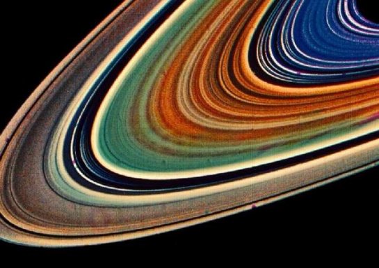 Уфологи уверены, что кольца Сатурна — это кладбище инопланетян